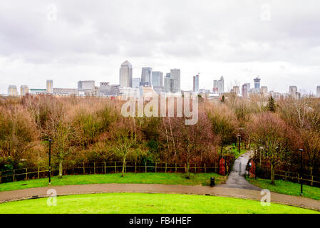 Blick auf Canary Wharf Skyline von einem Park in Canada Water Stockfoto
