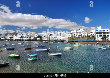 Fischerboote an der Laguna Charco de San Ginés, Stadt von Arrecife, Lanzarote, Kanarische Inseln. Stockfoto