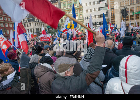 Wroclaw, Polen. 9. Januar 2016. Unterstützer des Ausschusses für die Demokratie zu verteidigen, Protest gegen das neue Gesetz geben Regierung voll, direkte Kontrolle der öffentlichen Medien, in Wroclaw/Breslau, Polen. Bildnachweis: Witold Skrypczak/Alamy Live-Nachrichten Stockfoto