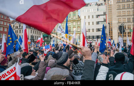 Wroclaw, Polen. 9. Januar 2016. Unterstützer des Ausschusses für die Demokratie zu verteidigen, Protest gegen das neue Gesetz geben Regierung voll, direkte Kontrolle der öffentlichen Medien, in Wroclaw/Breslau, Polen. Bildnachweis: Witold Skrypczak/Alamy Live-Nachrichten Stockfoto