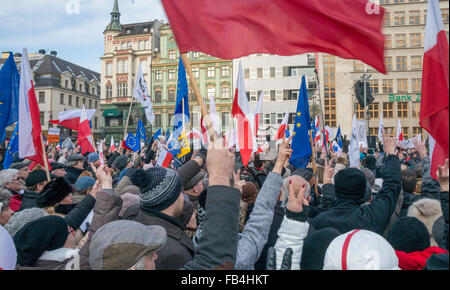 Wroclaw, Polen. 9. Januar 2016. Unterstützer des Ausschusses für die Demokratie zu verteidigen, Protest gegen das neue Gesetz geben Regierung voll, direkte Kontrolle der öffentlichen Medien, in Wroclaw/Breslau, Polen. Bildnachweis: Witold Skrypczak/Alamy Live-Nachrichten Stockfoto