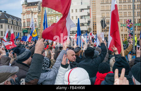 Wroclaw, Polen. 9. Januar 2016. Unterstützer des Ausschusses für die Demokratie zu verteidigen, Protest gegen das neue Gesetz geben Regierung voll, direkte Kontrolle der öffentlichen Medien, in Wroclaw/Breslau, Polen. Bildnachweis: Witold Skrypczak/Alamy Live-Nachrichten Stockfoto