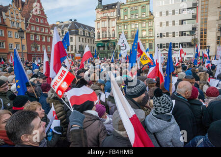 Wroclaw, Polen. 9. Januar 2016. Unterstützer des Ausschusses für die Demokratie zu verteidigen, Protest gegen das neue Gesetz geben Regierung voll, direkte Kontrolle der öffentlichen Medien, in Wroclaw/Breslau, Polen. Bildnachweis: Witold Skrypczak/Alamy Live-Nachrichten Stockfoto