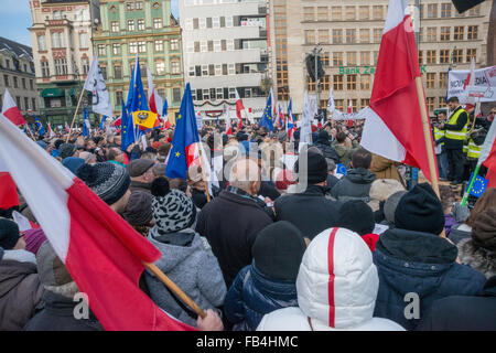 Wroclaw, Polen. 9. Januar 2016. Unterstützer des Ausschusses für die Demokratie zu verteidigen, Protest gegen das neue Gesetz geben Regierung voll, direkte Kontrolle der öffentlichen Medien, in Wroclaw/Breslau, Polen. Bildnachweis: Witold Skrypczak/Alamy Live-Nachrichten Stockfoto