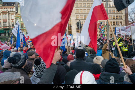 Wroclaw, Polen. 9. Januar 2016. Unterstützer des Ausschusses für die Demokratie zu verteidigen, Protest gegen das neue Gesetz geben Regierung voll, direkte Kontrolle der öffentlichen Medien, in Wroclaw/Breslau, Polen. Bildnachweis: Witold Skrypczak/Alamy Live-Nachrichten Stockfoto