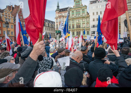 Wroclaw, Polen. 9. Januar 2016. Unterstützer des Ausschusses für die Demokratie zu verteidigen, Protest gegen das neue Gesetz geben Regierung voll, direkte Kontrolle der öffentlichen Medien, in Wroclaw/Breslau, Polen. Bildnachweis: Witold Skrypczak/Alamy Live-Nachrichten Stockfoto