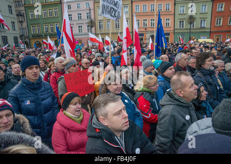 Wroclaw, Polen. 9. Januar 2016. Unterstützer des Ausschusses für die Demokratie zu verteidigen, Protest gegen das neue Gesetz geben Regierung voll, direkte Kontrolle der öffentlichen Medien, in Wroclaw/Breslau, Polen. Bildnachweis: Witold Skrypczak/Alamy Live-Nachrichten Stockfoto