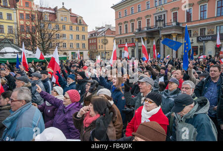 Wroclaw, Polen. 9. Januar 2016. Unterstützer des Ausschusses für die Demokratie zu verteidigen, Protest gegen das neue Gesetz geben Regierung voll, direkte Kontrolle der öffentlichen Medien, in Wroclaw/Breslau, Polen. Bildnachweis: Witold Skrypczak/Alamy Live-Nachrichten Stockfoto