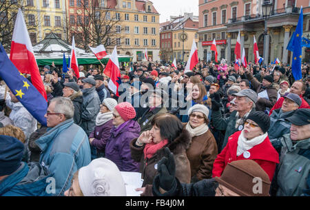 Wroclaw, Polen. 9. Januar 2016. Unterstützer des Ausschusses für die Demokratie zu verteidigen, Protest gegen das neue Gesetz geben Regierung voll, direkte Kontrolle der öffentlichen Medien, in Wroclaw/Breslau, Polen. Bildnachweis: Witold Skrypczak/Alamy Live-Nachrichten Stockfoto