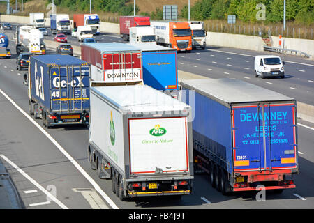 Cluster von fünf LKW Lastkraftwagen überholen auf drei Fahrspuren der vierspurigen Abschnitt der Autobahn M25 beteiligt Stockfoto