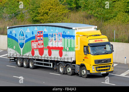 DHL Volvo Lkw Lkw & Soft sided artikuliert Vorhang Anhänger Werbung Associated British Foods 'Silver Spoon' Zucker Marke fahren Auf de Autobahn Stockfoto