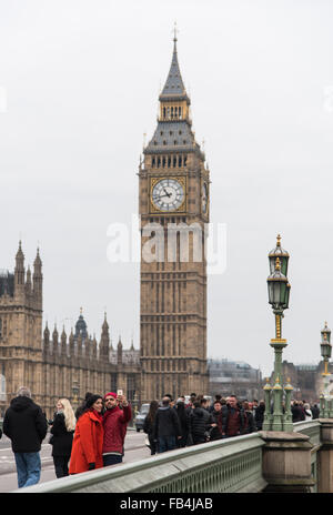 Menschen zu Fuß auf der Westminster Bridge in London City in der Nähe von berühmten Westminster und Big Ben-Uhr Stockfoto