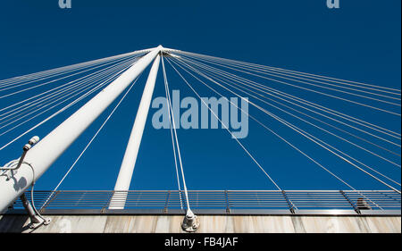 Abstrakte Einzelheiten einer modernen weißen Hängebrücke mit diagonalen Linien vor blauem Himmel Stockfoto