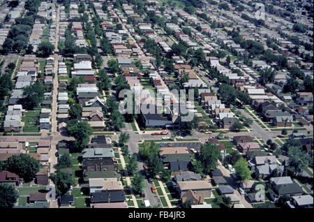 Eine Luftaufnahme von einem urbanen Viertel in Chicago, Illinois, USA, zeigt seine Alleen mit Side-by-Side Homes dieses Feature grasbewachsenen Hinterhöfen und Kfz-Werkstätten hinter den Häusern. Stockfoto