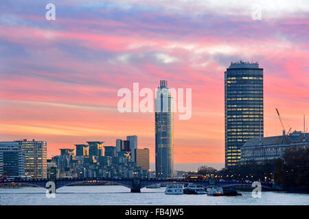 Themse Sonnenuntergang in Richtung Vauxhall Bridge von Westminster mit St George Wharf Tower Apartment Gebäude und Millbank Office Tower suchen Stockfoto