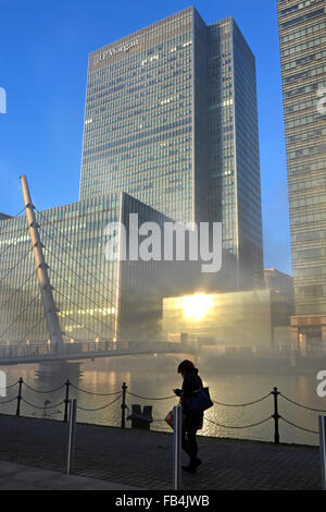 J P Morgan Tower Block oben winterlichen Nebel in Canary Wharf Wasserstraßen gesehen mit Sonne reflektieren auf Verglasung London Docklands Isle of Dogs England Großbritannien Stockfoto