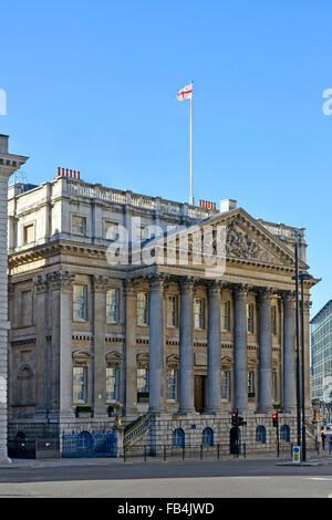 Kolonnade des Herrenhauses auf der offiziellen Residenz des Lord Mayor of London an der verkehrsreichen Kreuzung der Bank City of London England UK Stockfoto