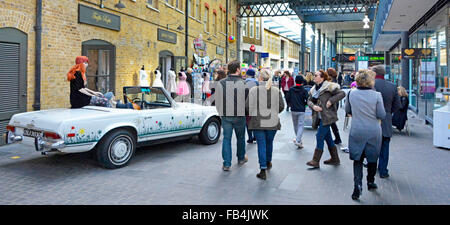 Schaufensterpuppe sitzend auf alten Mercedes cabrio Auto außerhalb der Verkehr Menschen boutique Neben Spitalfields überdachte Markt London England UK geparkt Stockfoto