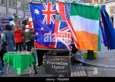 Der Petticoat Lane Market Zeichen vor einem Stall verkaufen internationale Flaggen London England UK Willkommen im Winter Stockfoto