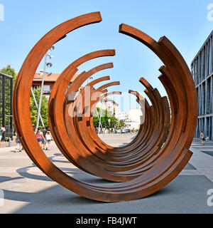 Moderne Street Art von Französisch Konzeptkünstler Bernar Venet eine Serie von Stahl Arc Skulptur dies im kulturellen Zentrum Aix en Provence Südfrankreich Stockfoto