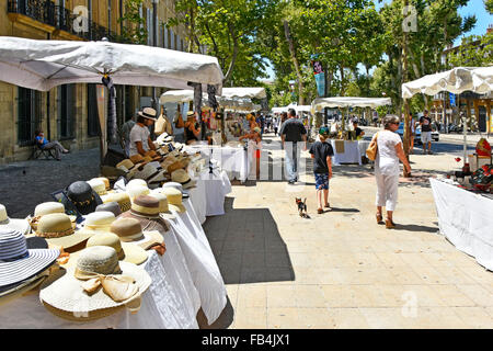 Aix-en-Provence Frankreich Sonntag alle weißen Französischen Straße Marktstände & Vordächern entlang von Bäumen gesäumten Cours Mirabeau an heissen Sommertag in der Provence Frankreich Stockfoto