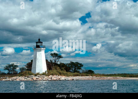 Sonne bricht durch die Wolken zu glänzen auf historischen schwarzen Rock Harbour Lighthouse Tower auf Fayerweather Insel, in Bridgeport, Connecticut. Stockfoto