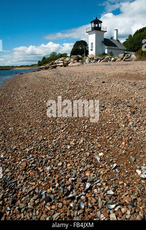 Strand bedeckt in Seashells bei Ebbe wie Bristol Ferry Leuchtturm ist in der Nähe von dem Meer auf Narragansett Bucht gelegen, in Rhode Island. Stockfoto