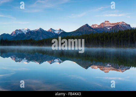 Sonnenaufgang am Herbert-See, Spiegelung im See, Bow Range, Banff Nationalpark, Icefields Parkway, Alberta, Kanada Stockfoto