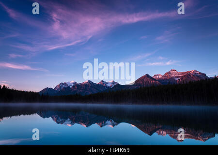 Sonnenaufgang am Herbert-See, Spiegelung im See, Bow Range, Banff Nationalpark, Icefields Parkway, Alberta, Kanada Stockfoto