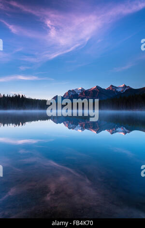 Sonnenaufgang am Herbert-See, Spiegelung im See, Bow Range, Banff Nationalpark, Icefields Parkway, Alberta, Kanada Stockfoto