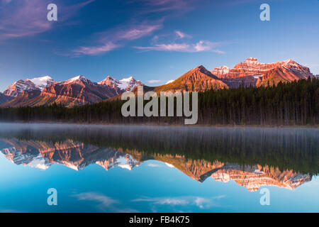 Sonnenaufgang am Herbert-See, Spiegelung im See, Bow Range, Banff Nationalpark, Icefields Parkway, Alberta, Kanada Stockfoto