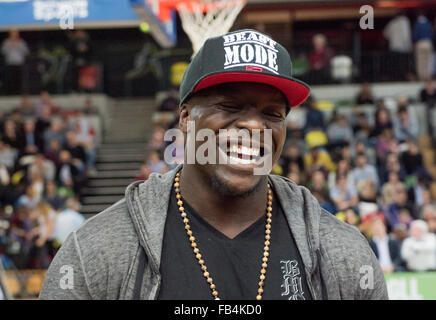 London, UK. 8. Januar 2016. London-Lions geschlagen 50 Vs 71 zu Leicester Riders. Adebayo Bmo Akinfenwa Stürmer von AFC Wimbledon, in der Halbzeitpause befragt. Bildnachweis: Pmgimaging/Alamy Live-Nachrichten Stockfoto