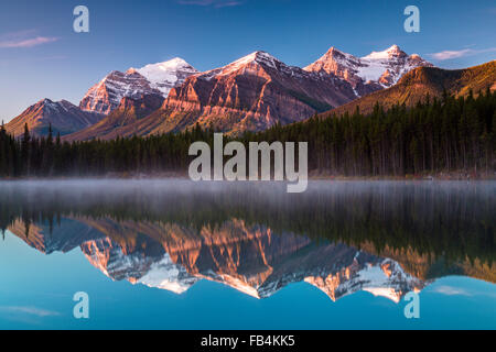 Sonnenaufgang am Herbert-See, Spiegelung im See, Bow Range, Banff Nationalpark, Icefields Parkway, Alberta, Kanada Stockfoto