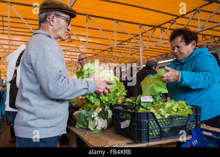 Man kauft einen Salat auf einem lokalen Markt in Lagos, Portugal. Stockfoto