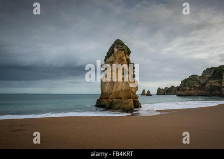 Sandstein-Stack auf Praia Dona Ana Strand in Lagos Portugal. Stockfoto