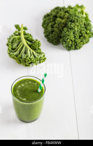 Grüner Smoothie mit Grünkohl Blätter Stockfoto