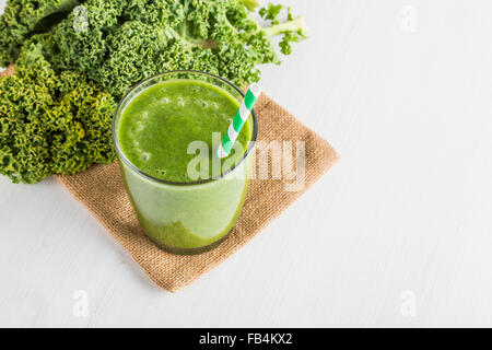 Grüner Smoothie mit Grünkohl Stockfoto