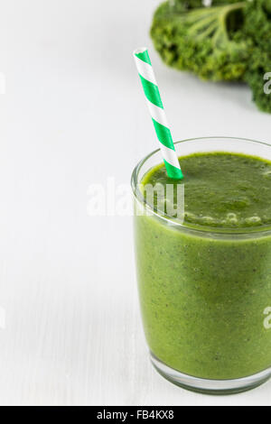 Grüne Grünkohl Smoothie mit gestreiften Stroh Stockfoto