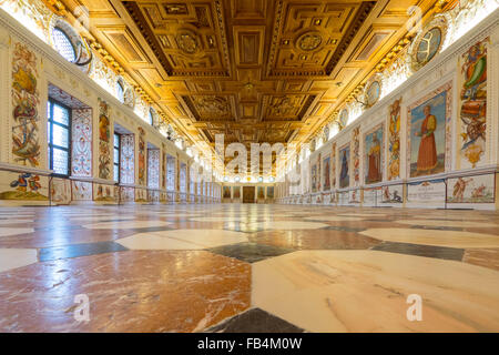 Innsbruck, Österreich-2. Dezember 2015: der spanische Saal auf Schloss Ambras Burg. Das Zimmer wurde während der Renaissance in gebaut. Stockfoto