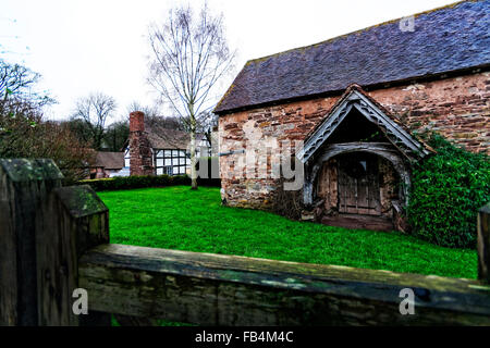 Sapey Old Church befindet sich am Ende einer Gasse neben dem Fluss Sapey produziert Wasser voller Schlamm unter winterlichen Bedingungen Stockfoto