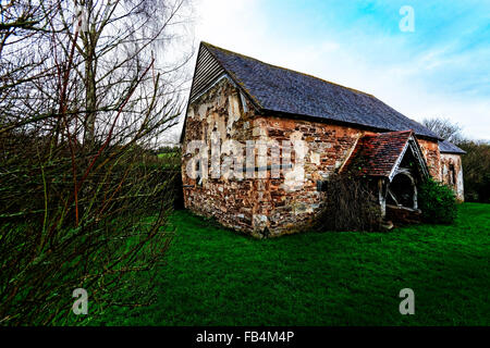 Sapey Old Church befindet sich am Ende einer Gasse neben dem Fluss Sapey produziert Wasser voller Schlamm unter winterlichen Bedingungen Stockfoto