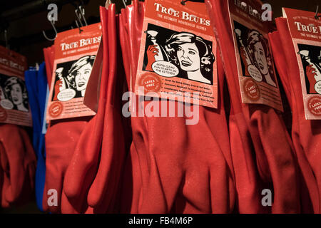 Wahre Blues rot ultimative Haushalt Handschuhe Display, "Entführen" Küche und Tisch Store Interieur, NYC Stockfoto