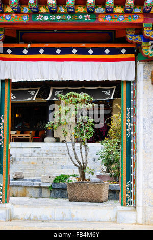 Chinesischen tibetischen Kloster Ganden Sumtseling Gompa, Interieur, Exterieur, Mönche, See Reflexionen, Shangri-La, Zhongdian, Yunnan, China Stockfoto