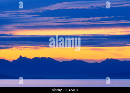 Sonnenaufgang über dem Küstengebirge gesehen von Vancouver Island, British Columbia, Kanada Stockfoto