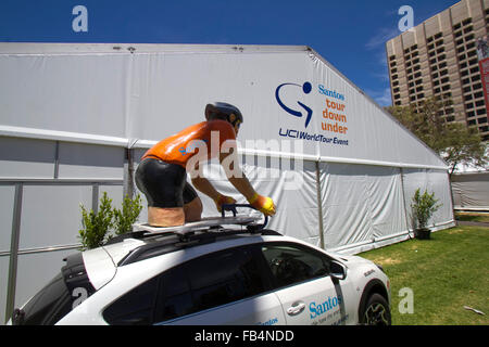 Adelaide, Australien. 9. Januar 2016. Riesige Radfahrer sind montiert auf offizielle Hauptfeld Autos vor der Tour Down Under-Radrennen in und um Adelaide, die Fahrer aus der ganzen Welt anzieht und beginnt am 16. Januar Credit: Amer Ghazzal/Alamy Live-Nachrichten Stockfoto