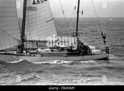 AJAXNETPHOTO.1974. ISLE OF WIGHT, ENGLAND. -WHITBREAD RENNEN 1973/1974 - 33 EXPORT (FRA) NÄHERT SICH DER ZIELLINIE IN PORTSMOUTH IM JAHRE 1974 - CREW MITGLIED DOMINIQUE GUILLET WAR VERLOREN, ÜBER BORD WÄHREND DER ZWEITEN ETAPPE DES RENNENS - WENN DIESES BILD AUFGENOMMEN WURDE DIE MANNSCHAFT AUS WASSER GELAUFEN UND WAREN KURZ AUF ESSEN FOTO: JONATHAN EASTLAND/AJAX REF: 741304 001 Stockfoto