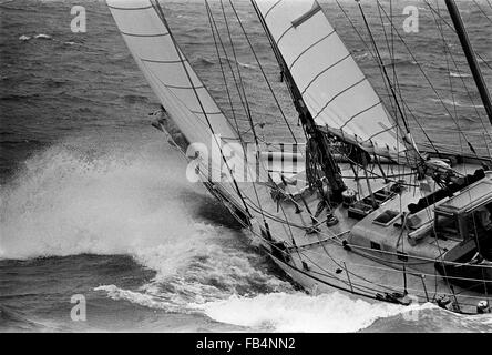 AJAXNETPHOTO.1974. ISLE OF WIGHT, ENGLAND. -WHITBREAD RENNEN 1973/1974 - 33 EXPORT (FRA) NÄHERT SICH DER ZIELLINIE IN PORTSMOUTH IM JAHRE 1974 - CREW MITGLIED DOMINIQUE GUILLET WAR VERLOREN, ÜBER BORD WÄHREND DER ZWEITEN ETAPPE DES RENNENS - WENN DIESES BILD AUFGENOMMEN WURDE DIE MANNSCHAFT AUS WASSER GELAUFEN UND WAREN KURZ AUF ESSEN FOTO: JONATHAN EASTLAND/AJAX REF: 741304 003 Stockfoto