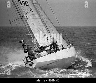 AJAXNETPHOTO.1974. ISLE OF WIGHT, ENGLAND. -WHITBREAD RENNEN 1973/1974 - 33 EXPORT (FRA) NÄHERT SICH DER ZIELLINIE IN PORTSMOUTH IM JAHRE 1974 - CREW MITGLIED DOMINIQUE GUILLET WAR VERLOREN, ÜBER BORD WÄHREND DER ZWEITEN ETAPPE DES RENNENS - WENN DIESES BILD AUFGENOMMEN WURDE DIE MANNSCHAFT AUS WASSER GELAUFEN UND WAREN KURZ AUF ESSEN FOTO: JONATHAN EASTLAND/AJAX REF: 741304 004 Stockfoto