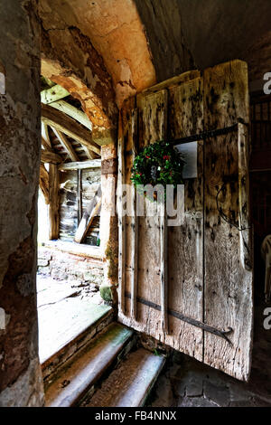 Sapey Old Church befindet sich am Ende einer Gasse neben dem Fluss Sapey produziert Wasser voller Schlamm unter winterlichen Bedingungen Stockfoto