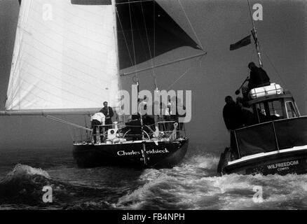 AJAXNETPHOTO. 3. APRIL 1982. PORTSMOUTH, ENGLAND - FRANZÖSISCHE YACHT KOMMT - CHARLES HEIDSIECK III SKIPPERED DURCH ALAIN GABBAY NÄHERT SICH DER ZIELLINIE AM ENDE DER VIERTEN ETAPPE DER WHITBREAD RENNEN AUS SOUTHSEA. FOTO: JONATHAN EASTLAND/AJAX REF; 82 16 Stockfoto